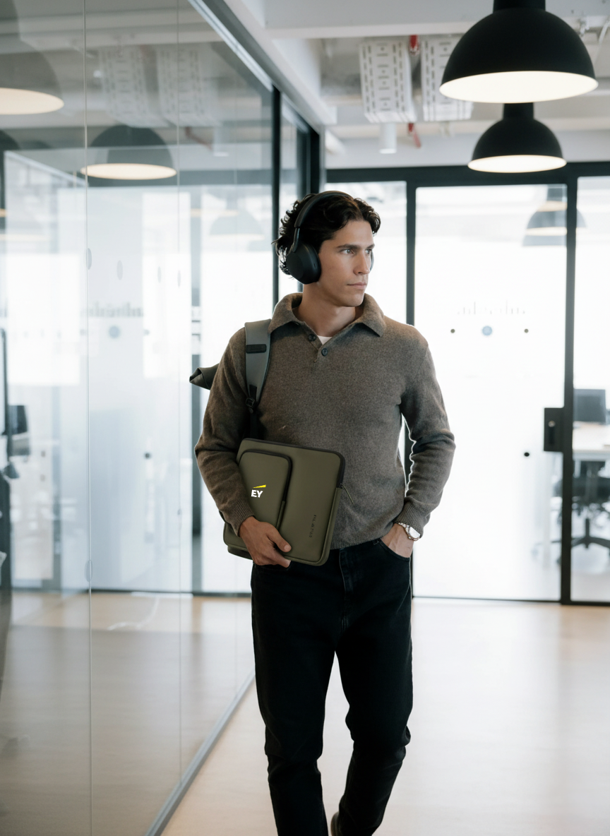 Modelo que lleva merchandising corporativo, con mochila urban y funda pilatus personalizada con logotipo EY.