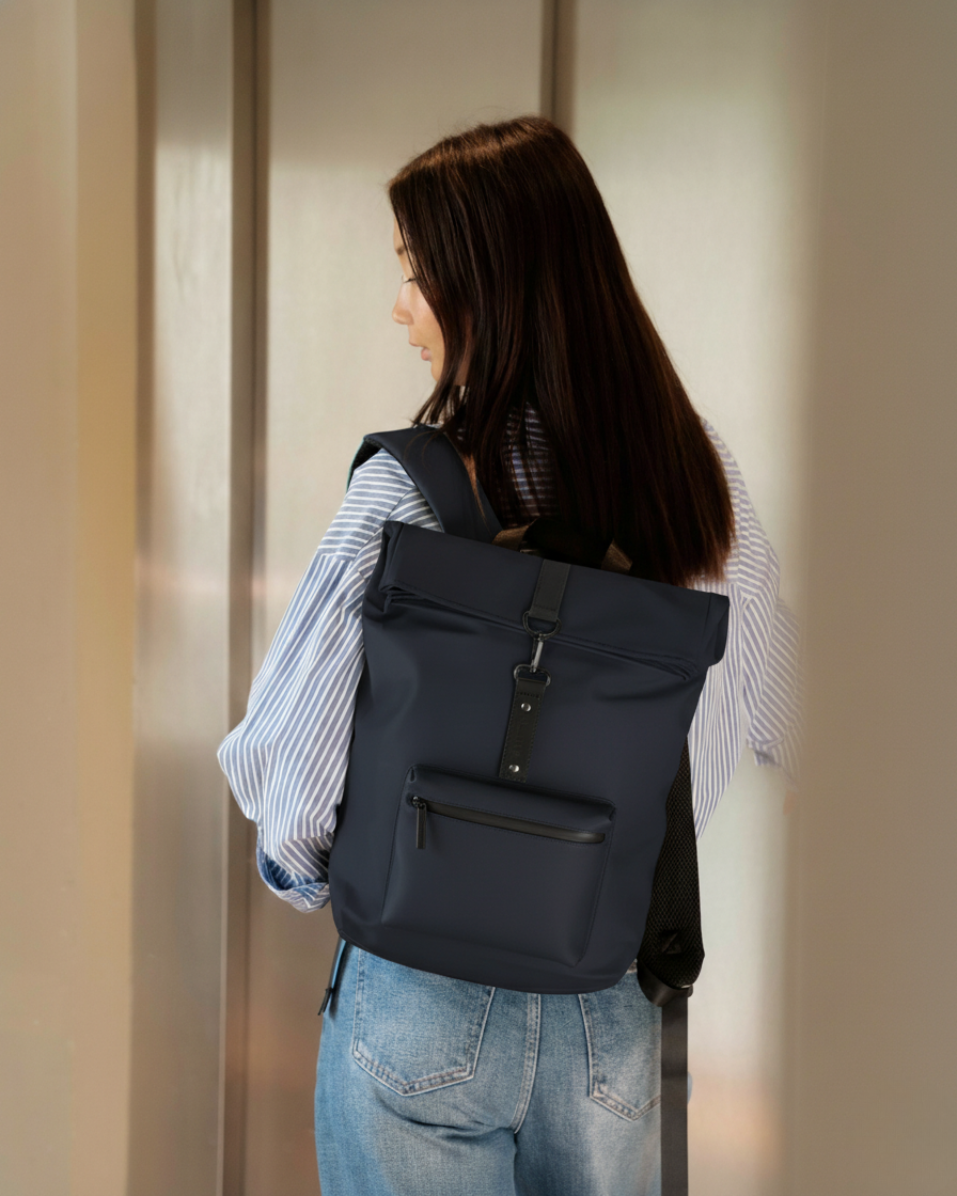 Modelo llevando la mochila mini urban azul