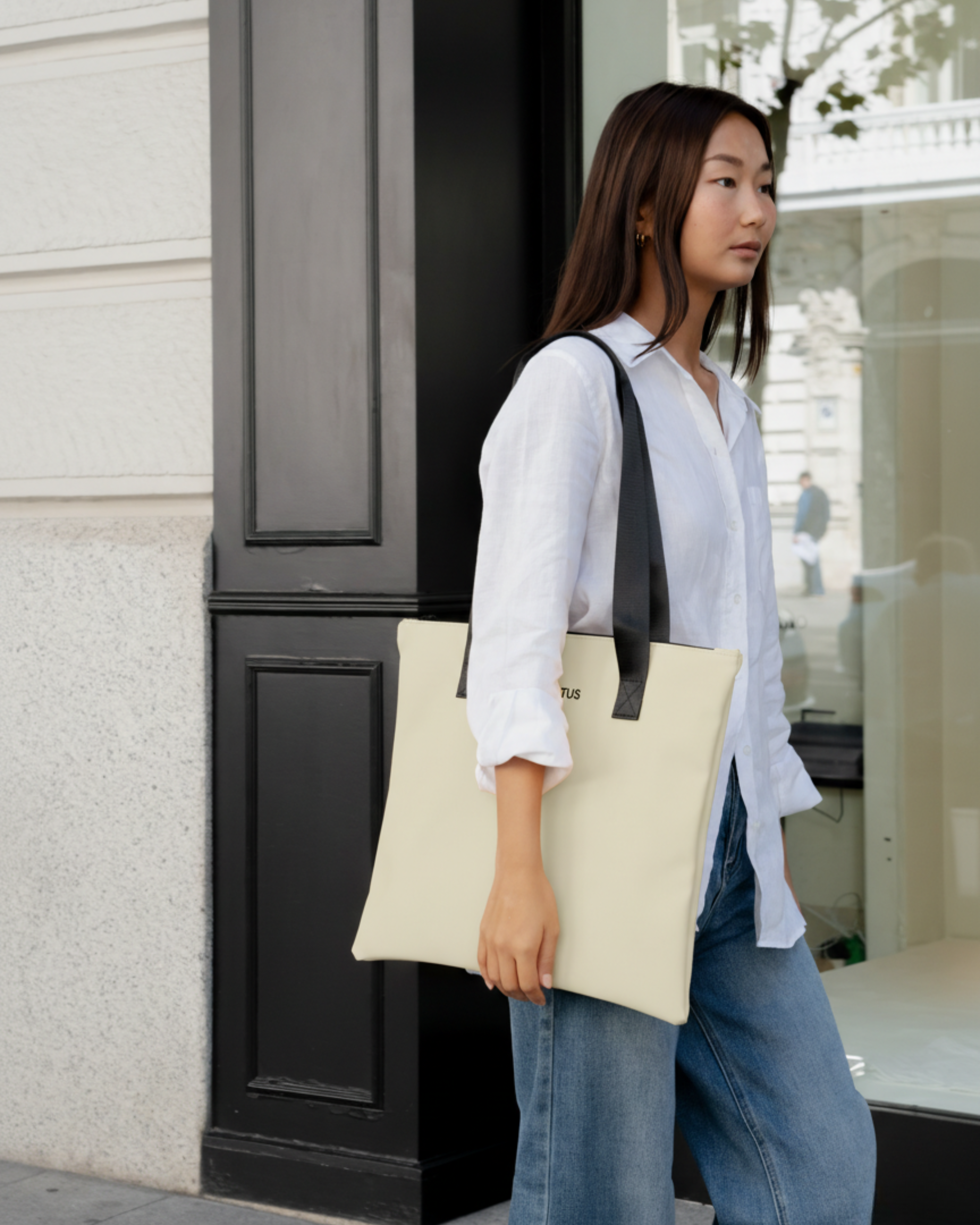 Modelo en la calle con la shopper bag beige sand.