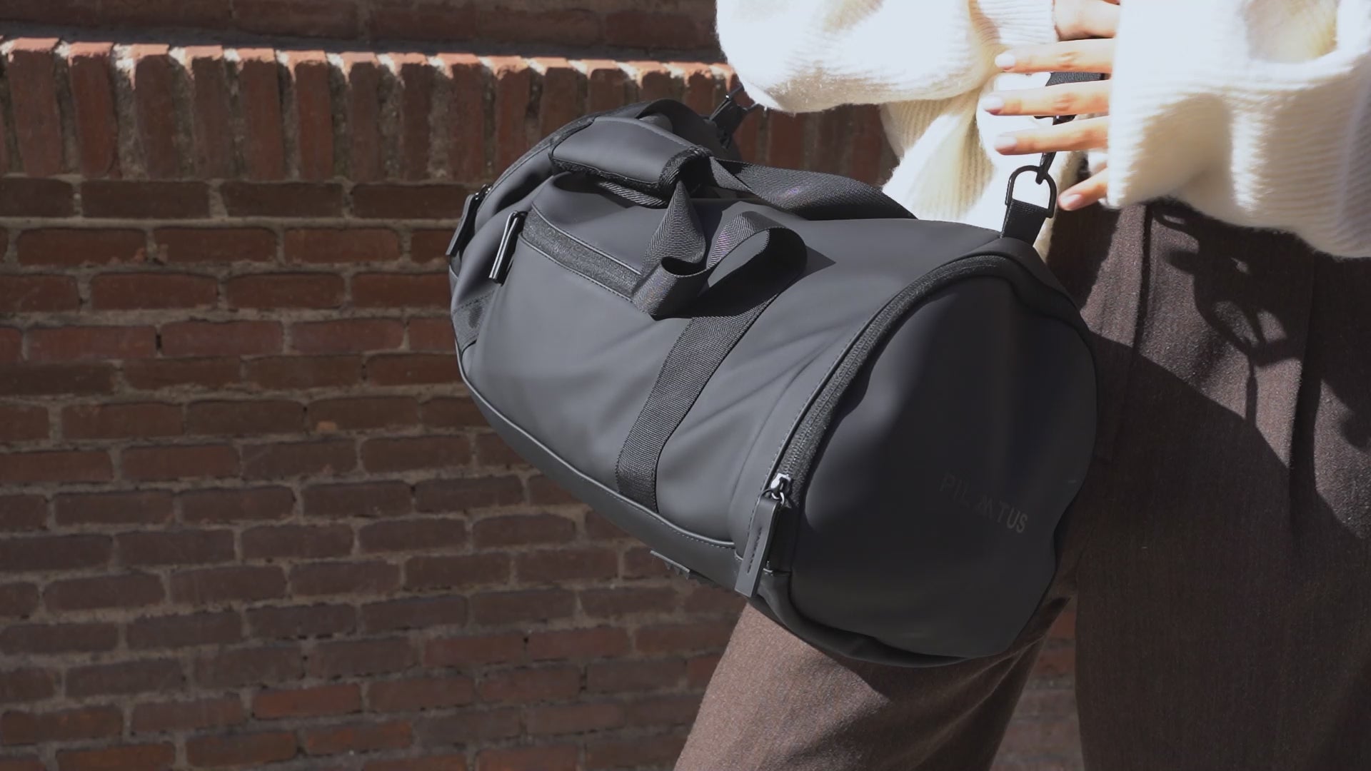 Load video: Section with a video showing the Pilatus Urban Gym Bag in different uses