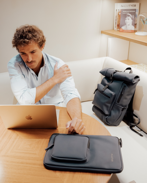 Hombre usando sus regalos corporativos