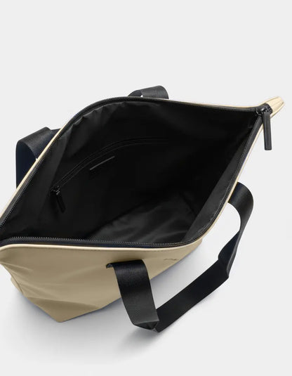 Interior de la shopper bag beige sand.