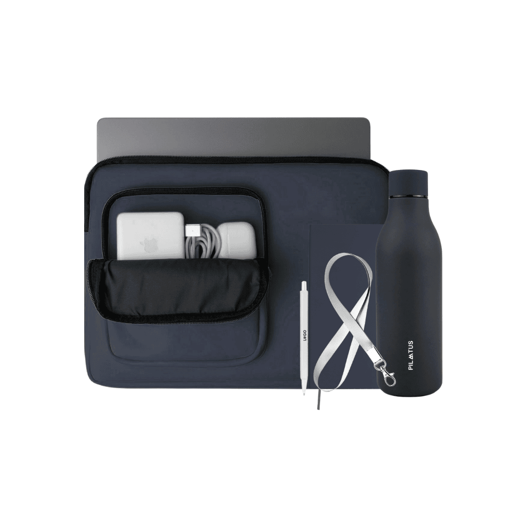 Kit de bienvenida personalizado con funda de ordenador, botella de agua, libreta, bolígrafo y lanyard.