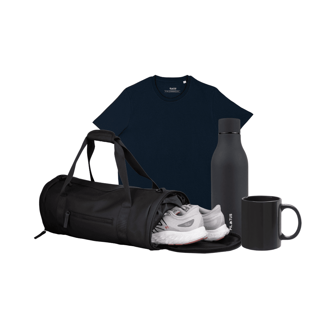 Kit de bienvenida para empresas personalizado con la gym bag, una camiseta, una taza y una botella de agua.