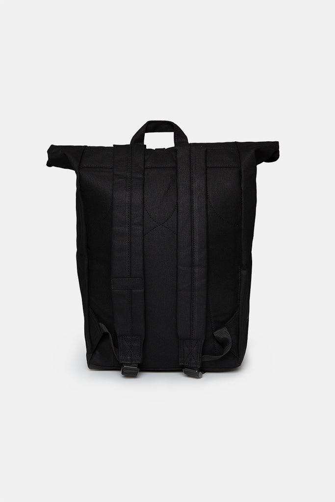 mochila negra sostenible
