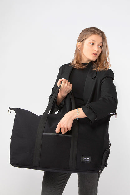bolsa de viaje negra sostenible modelo chica