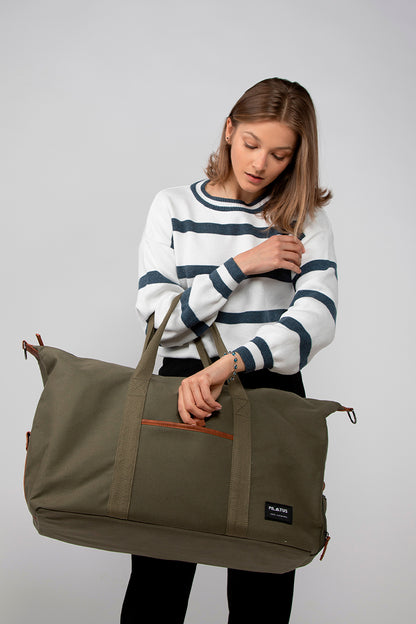 bolsa de viaje verde sostenible modelo chica
