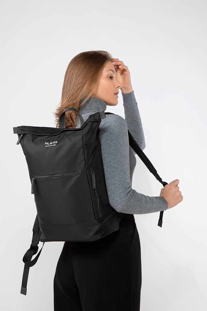 mochila negra impermeable sostenible modelo chica