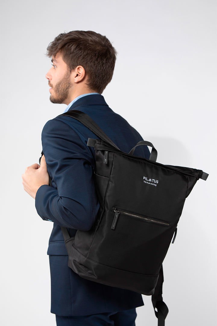 mochila negra impermeable sostenible modelo chico