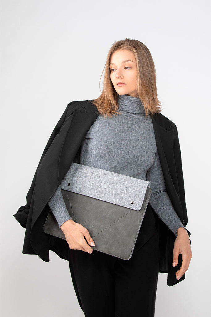 funda de ordenador gris sostenible modelo chica