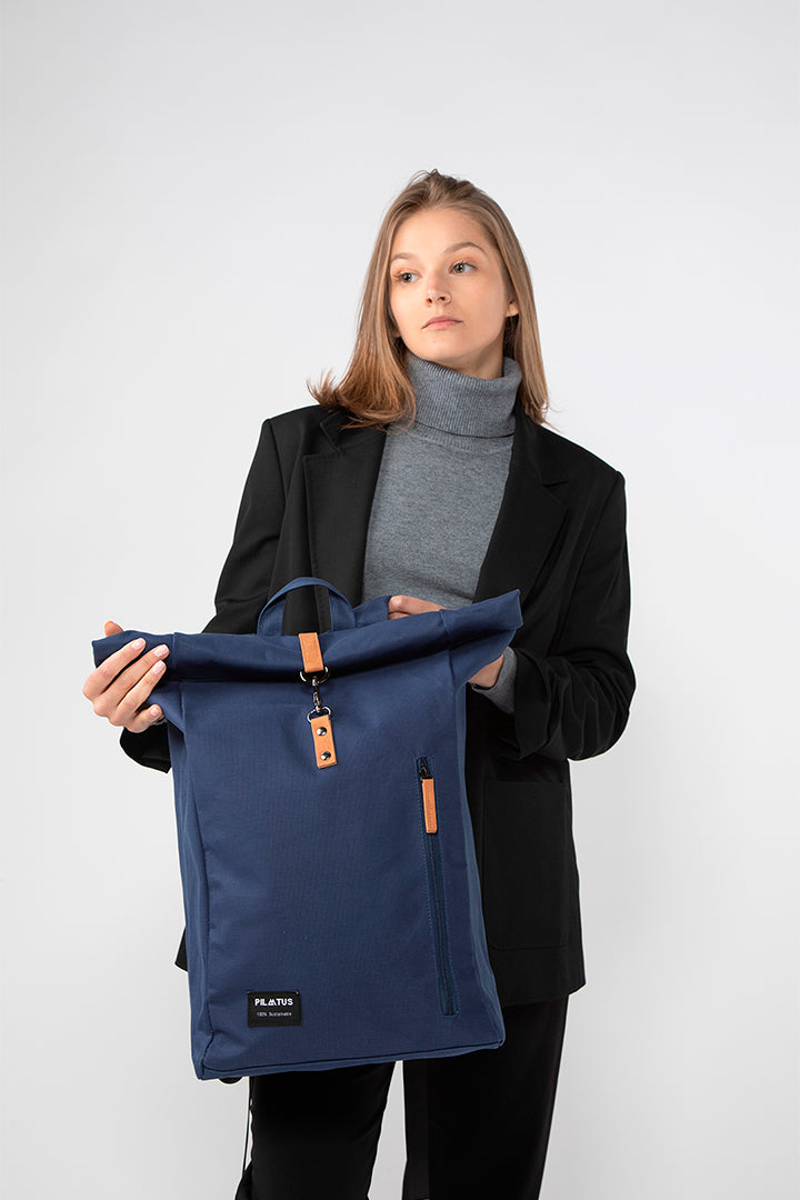 mochila azul sostenible modelo chica